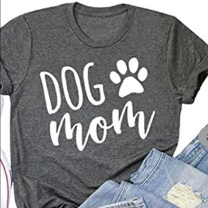 DOG MOM t- shirt . With paw print🐾